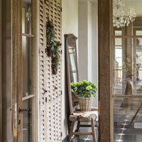 Rénovation d'une ferme carrée avec des matériaux anciens 7