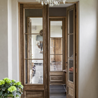 Rénovation d'une ferme carrée avec des matériaux anciens 8