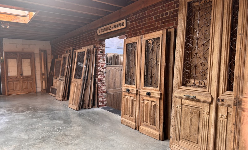 Portes, fenêtres et volets anciens en chêne et en pin 2