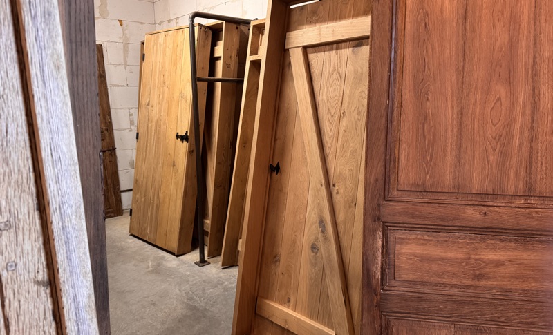 Portes, fenêtres et volets anciens en chêne et en pin 3