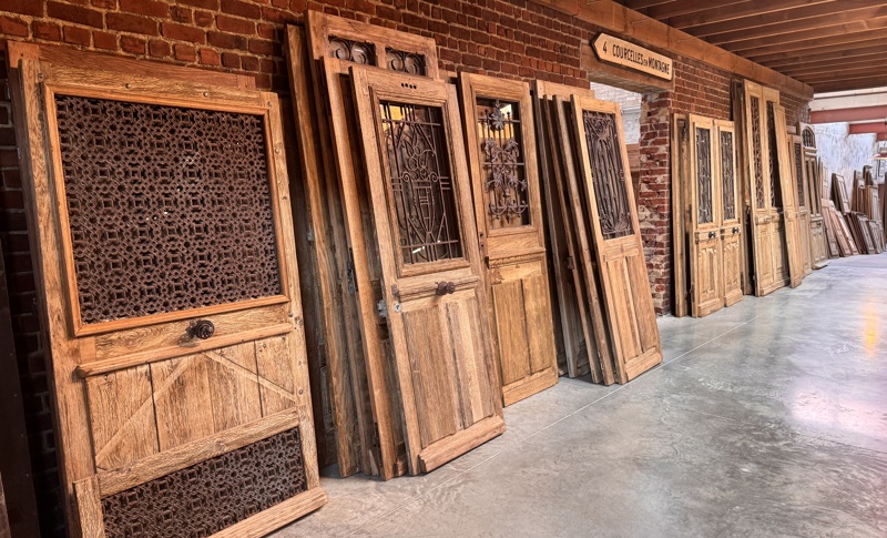 Portes, fenêtres et volets anciens en chêne et en pin 4