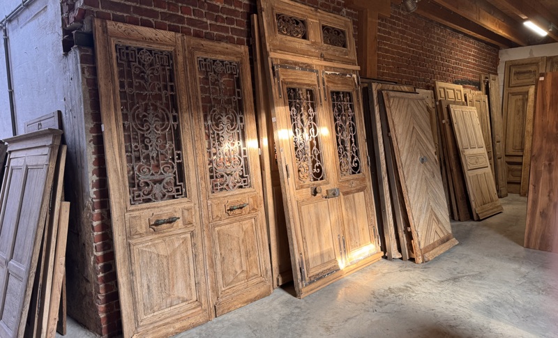 Portes, fenêtres et volets anciens en chêne et en pin 5