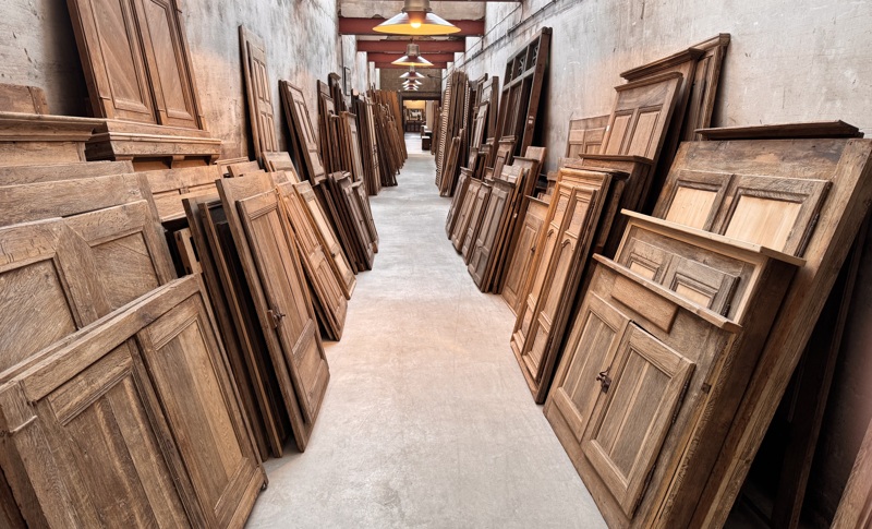 Portes, fenêtres et volets anciens en chêne et en pin 6