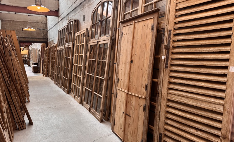 Portes, fenêtres et volets anciens en chêne et en pin 7