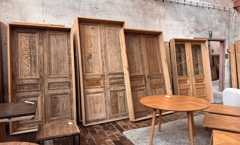 Portes, fenêtres et volets anciens en chêne et en pin 8