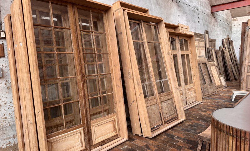 Portes, fenêtres et volets anciens en chêne et en pin 9