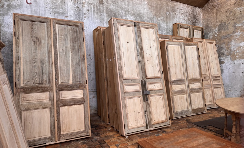 Portes, fenêtres et volets anciens en chêne et en pin 10