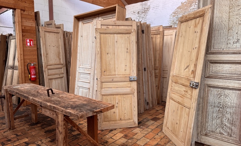 Portes, fenêtres et volets anciens en chêne et en pin 11