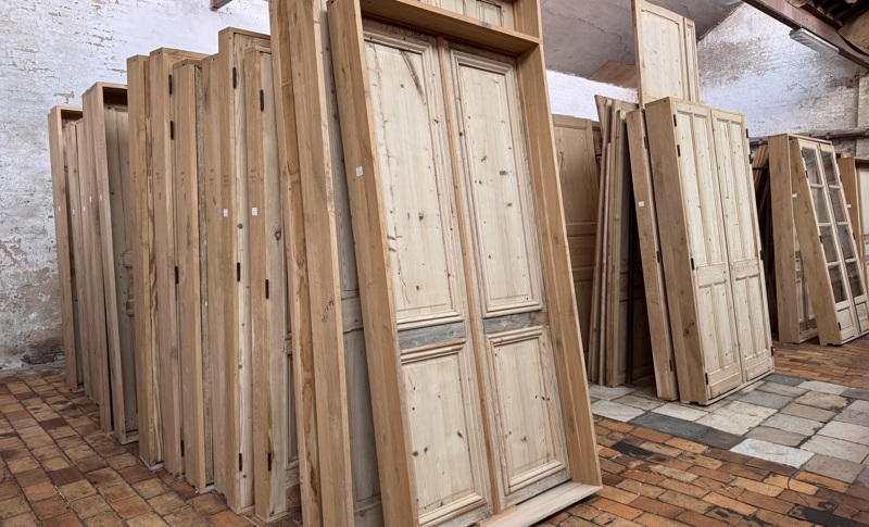 Portes, fenêtres et volets anciens en chêne et en pin 12