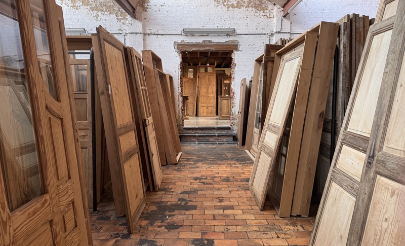Portes, fenêtres et volets anciens en chêne et en pin 13