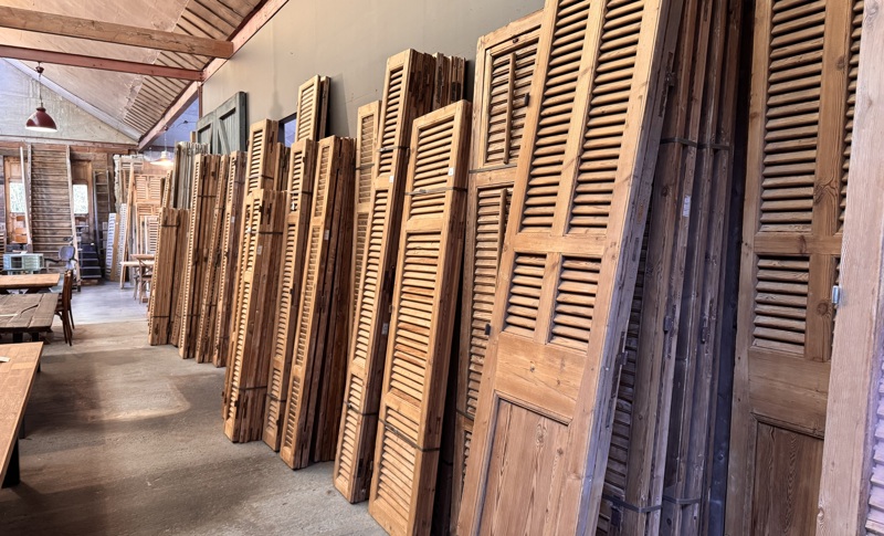 Portes, fenêtres et volets anciens en chêne et en pin 14