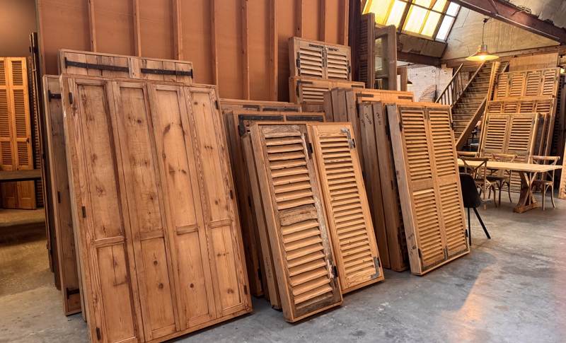 Portes, fenêtres et volets anciens en chêne et en pin 15