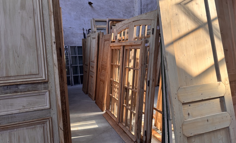 Portes, fenêtres et volets anciens en chêne et en pin 20