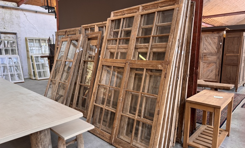 Portes, fenêtres et volets anciens en chêne et en pin 21