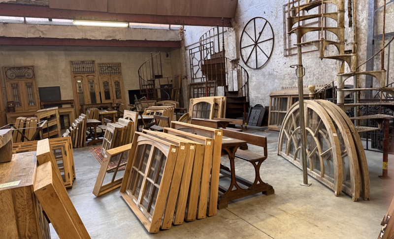 Portes, fenêtres et volets anciens en chêne et en pin 23