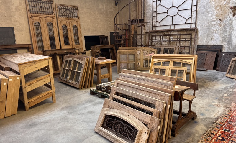 Portes, fenêtres et volets anciens en chêne et en pin 24