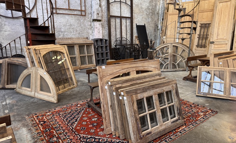 Portes, fenêtres et volets anciens en chêne et en pin 25