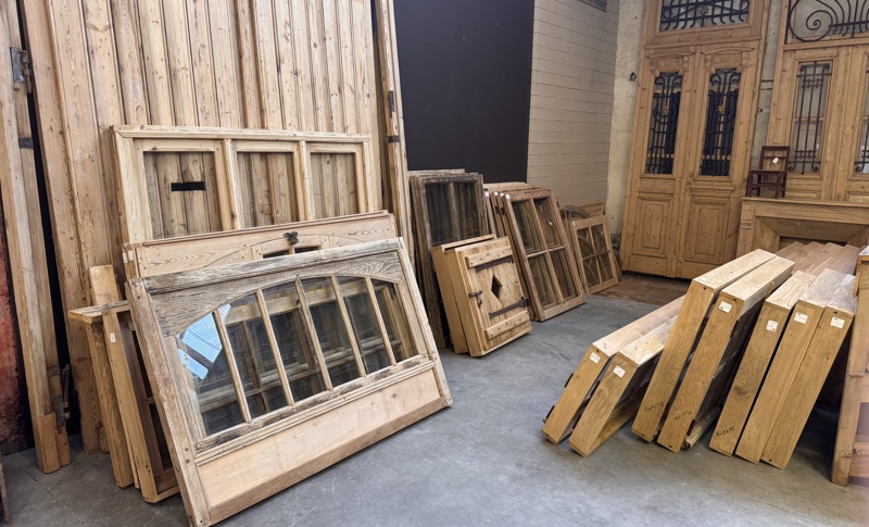 Portes, fenêtres et volets anciens en chêne et en pin 26